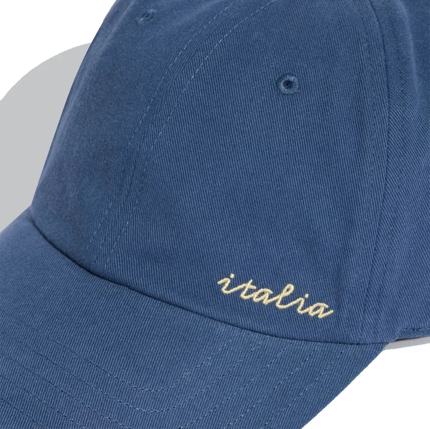 Close do boné Adidas Dad Hat azul marine mostrando bordado 'Italia' e tecido em poliéster